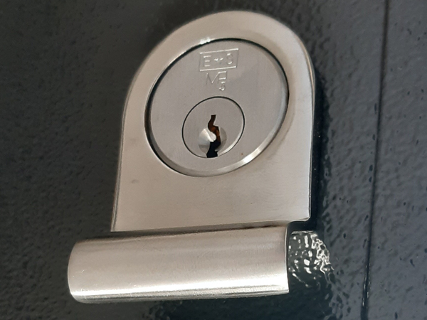finger pull door handle